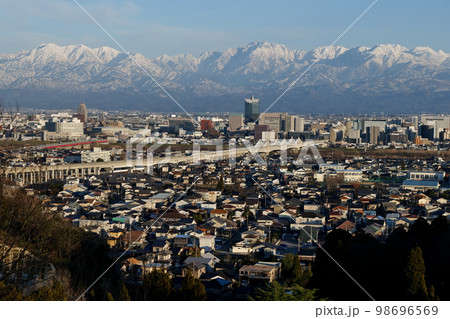 立山あおぐ特等席富山市呉羽山展望台から見る雪を頂く立山連峰、剱岳と毛勝山冬の夕景 98696569