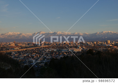 立山あおぐ特等席富山市呉羽山展望台から見る雪を頂く立山連峰、剱岳、薬師岳毛勝山冬の夕景 立山あおぐ特等席富山市呉羽山展望台から見る雪を頂く立山連峰、剱岳、薬師岳毛勝山冬の夕景 98696572
