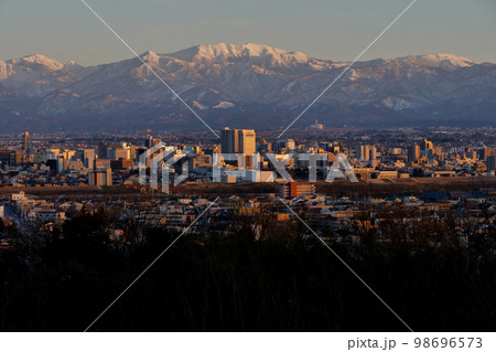 立山あおぐ特等席富山市呉羽山展望台から見る雪を頂く薬師岳冬の夕景 98696573