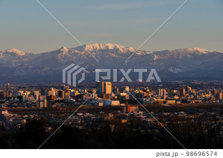 立山あおぐ特等席富山市呉羽山展望台から見る雪を頂く薬師岳冬の夕景 98696574