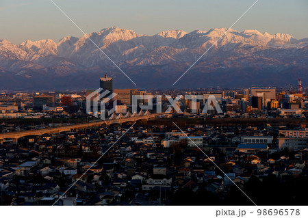立山あおぐ特等席富山市呉羽山展望台から見る雪を頂く立山連峰冬の夕景 98696578