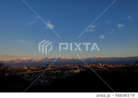 立山あおぐ特等席富山市呉羽山展望台から見る白い雲と雪を頂く立山連峰北アルプス冬の夕景 立山あおぐ特等席富山市呉羽山展望台から見る白い雲と雪を頂く立山連峰北アルプス冬の夕景 98696579