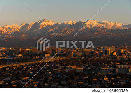 立山あおぐ特等席富山市呉羽山展望台から見る雪を頂く立山連峰冬の夕景 98696580
