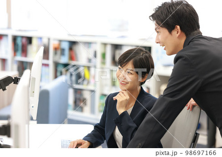 資料を作成するビジネスウーマンと確認する上司の男性1 98697166