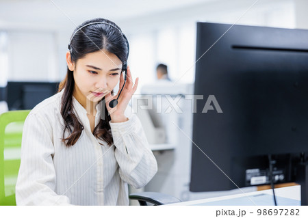 コールセンターでクレームを受けるオペレーター 98697282