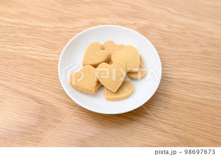 白い皿の上のハート型手作りクッキー　バレンタインデー　ホワイトデー 98697673