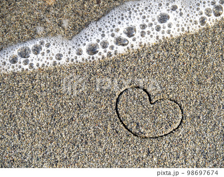 波打ち際のハートマーク。 98697674