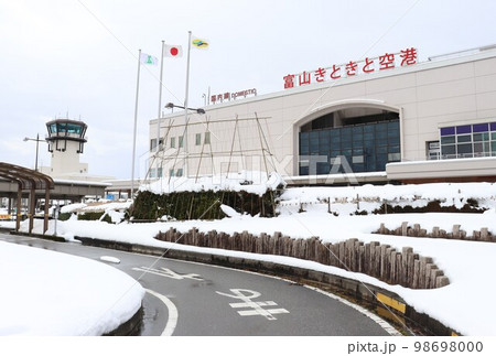 雪の「富山きときと空港」（略称：富山空港）の国内線ターミナル 98698000