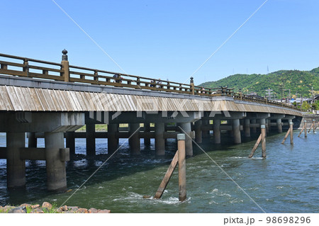 4月に渡る京都府宇治市の歴史ある宇治橋 4月に渡る京都府宇治市の歴史ある宇治橋 98698296