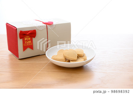 白い皿の上のハート型手作りクッキー　バレンタインデー　ホワイトデー　ギフトボックス 98698392