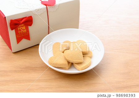 白い皿の上のハート型手作りクッキー　バレンタインデー　ホワイトデー　ギフトボックス 98698393