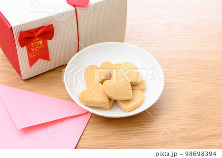白い皿の上のハート型手作りクッキー バレンタインデー ホワイトデー ギフトボックス 白い皿の上のハート型手作りクッキー バレンタインデー ホワイトデー ギフトボックス 98698394