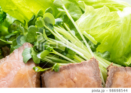 ローストビーフのサラダにのせられたカイワレ大根のアップ。 98698544