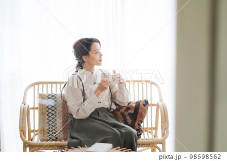 部屋でくつろぐ女性 98698562