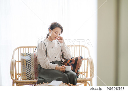 部屋でくつろぐ女性 98698563