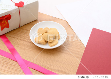 白い皿の上のハート型手作りクッキー　バレンタインデー　ホワイトデー　ギフトボックス 98698630