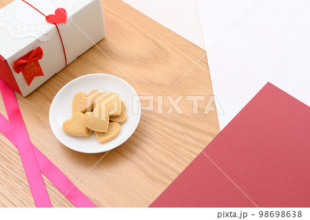 白い皿の上のハート型手作りクッキー　バレンタインデー　ホワイトデー　ギフトボックス 98698638