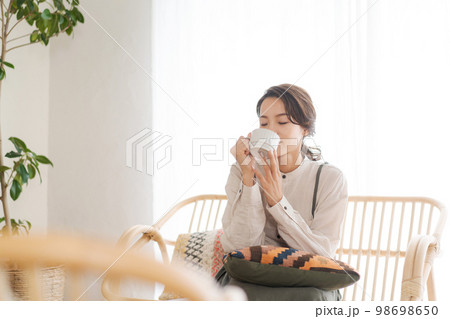 部屋でくつろぐ女性 部屋でくつろぐ女性 98698650