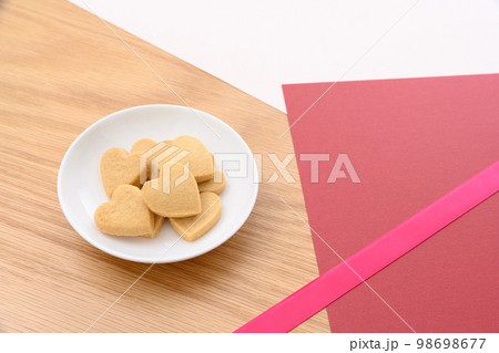 白い皿の上のハート型手作りクッキー バレンタインデー ホワイトデー ギフトボックス 白い皿の上のハート型手作りクッキー バレンタインデー ホワイトデー ギフトボックス 98698677