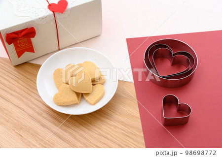 白い皿の上のハート型手作りクッキー バレンタインデー ホワイトデー ギフトボックス 白い皿の上のハート型手作りクッキー バレンタインデー ホワイトデー ギフトボックス 98698772