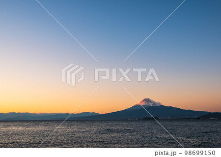 内浦湾越しに見る夕暮れの富士山 98699150