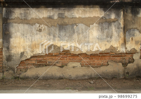 Old concrete wall with cracks for background work 98699275