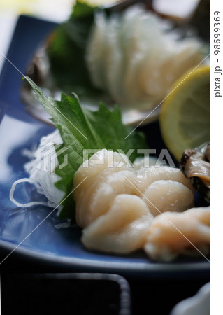 夏泊半島のホタテの刺身（青森県平内町） 98699369