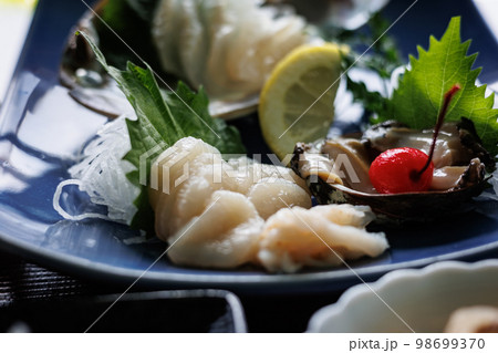 夏泊半島のホタテの刺身（青森県平内町） 98699370