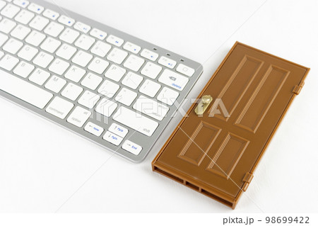 キーボードと扉。パソコンのバックドアイメージ 98699422