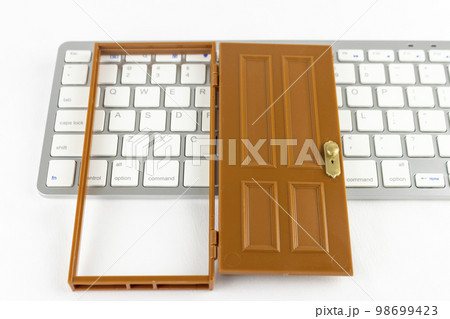 キーボードと扉。パソコンのバックドアイメージ 98699423