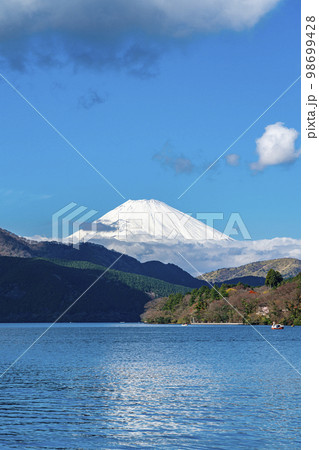 【神奈川県】箱根の芦ノ湖から見える雄大な富士山 【神奈川県】箱根の芦ノ湖から見える雄大な富士山 98699428