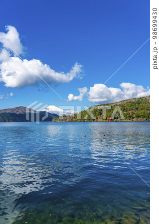 【神奈川県】箱根の芦ノ湖から見える雄大な富士山と鳥居 【神奈川県】箱根の芦ノ湖から見える雄大な富士山と鳥居 98699430