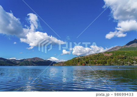 【神奈川県】箱根の芦ノ湖から見える雄大な富士山と鳥居 【神奈川県】箱根の芦ノ湖から見える雄大な富士山と鳥居 98699433