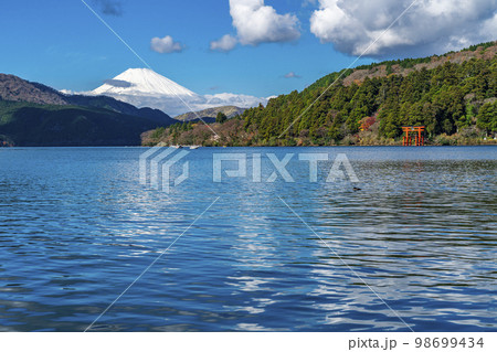 【神奈川県】箱根の芦ノ湖から見える雄大な富士山と鳥居 98699434