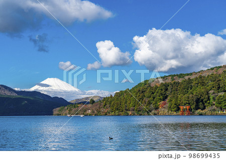 【神奈川県】箱根の芦ノ湖から見える雄大な富士山と鳥居 【神奈川県】箱根の芦ノ湖から見える雄大な富士山と鳥居 98699435