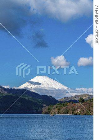 【神奈川県】箱根の芦ノ湖から見える雄大な富士山 【神奈川県】箱根の芦ノ湖から見える雄大な富士山 98699437