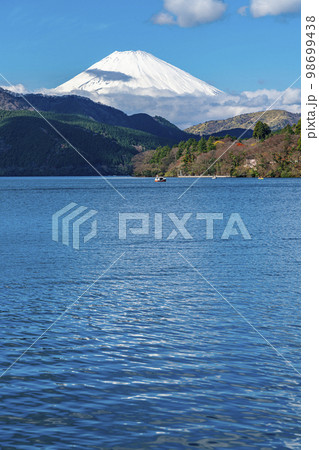 【神奈川県】箱根の芦ノ湖から見える雄大な富士山 98699438