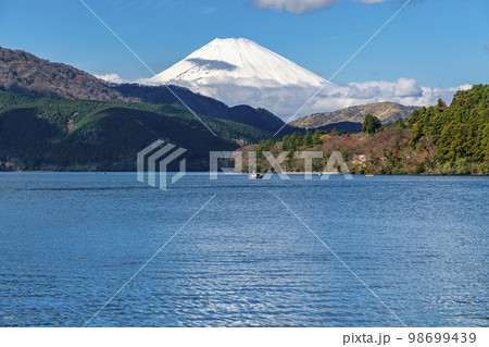 【神奈川県】箱根の芦ノ湖から見える雄大な富士山 98699439