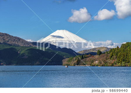 【神奈川県】箱根の芦ノ湖から見える雄大な富士山 【神奈川県】箱根の芦ノ湖から見える雄大な富士山 98699440