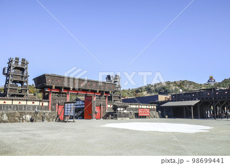 遠く伊勢安土城を見る伊勢忍者キングダム入り口風景 98699441