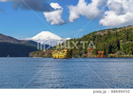【神奈川県】箱根の芦ノ湖から見える雄大な富士山と鳥居 【神奈川県】箱根の芦ノ湖から見える雄大な富士山と鳥居 98699450
