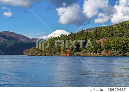 【神奈川県】箱根の芦ノ湖から見える雄大な富士山と鳥居 98699457