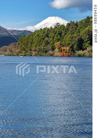 【神奈川県】箱根の芦ノ湖から見える雄大な富士山と鳥居 【神奈川県】箱根の芦ノ湖から見える雄大な富士山と鳥居 98699459
