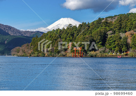 【神奈川県】箱根の芦ノ湖から見える雄大な富士山と鳥居 98699460