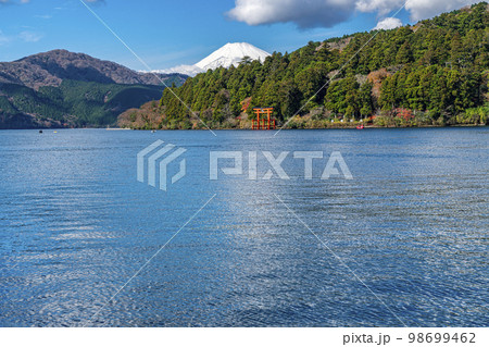 【神奈川県】箱根の芦ノ湖から見える雄大な富士山と鳥居 98699462