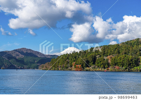 【神奈川県】箱根の芦ノ湖から見える雄大な富士山と鳥居 98699463