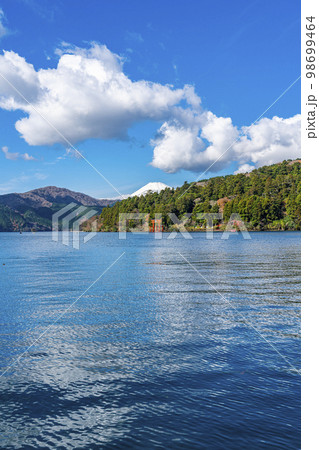 【神奈川県】箱根の芦ノ湖から見える雄大な富士山と鳥居 98699464