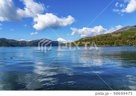 【神奈川県】箱根の芦ノ湖から見える雄大な富士山と鳥居 【神奈川県】箱根の芦ノ湖から見える雄大な富士山と鳥居 98699475