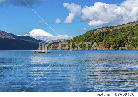 【神奈川県】箱根の芦ノ湖から見える雄大な富士山と鳥居 98699476