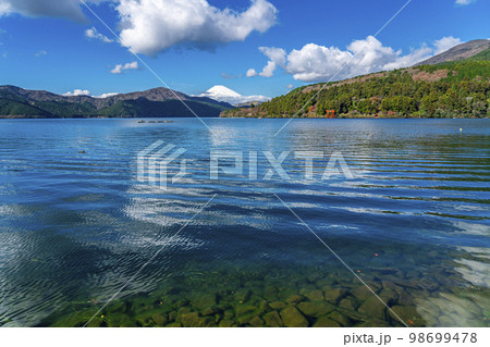 【神奈川県】箱根の芦ノ湖から見える雄大な富士山と鳥居 98699478